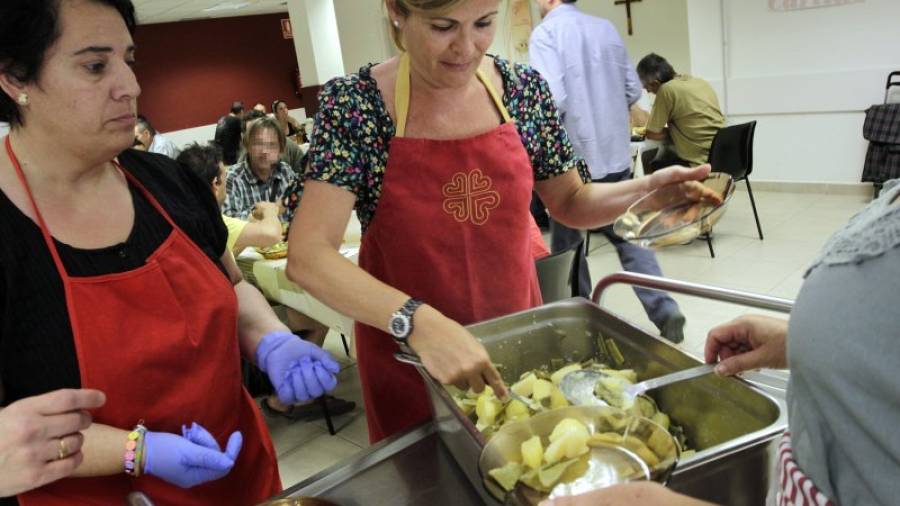 El menjador social de Càritas també participa en el programa de gestió alimentària. Foto: p. ferré / DT
