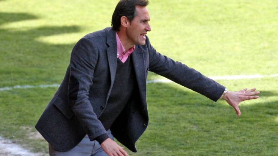El entrenador del Nàstic, Vicente Moreno, da instrucciones durante el pasado derbi. Foto: lluís milián