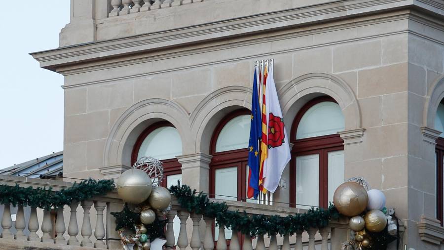 El Ayuntamiento colocó la bandera reusense, la catalana, la española y la europea en el tejado del edificio. Foto: Fabián Acidres