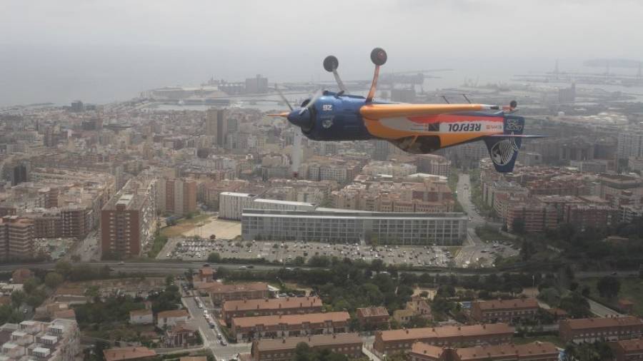 Una de las avionetas que hoy participarán en la exhibición de acrobacias aéreas entrenó durante la mañana por el cielo de la ciudad. Foto: Pere Ferré