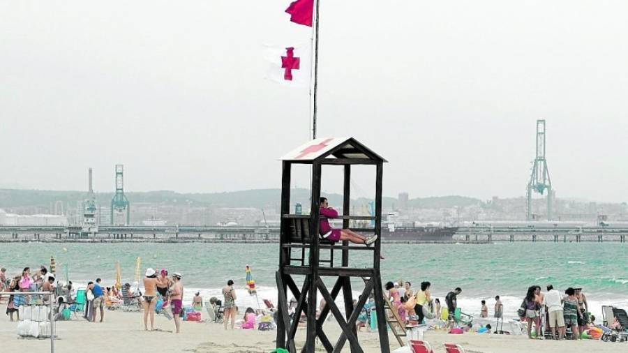 Los bañistas no se deben bañar en la playas cuando ondea la bandera roja. Foto: Pere Ferré