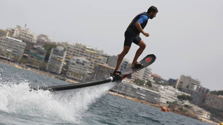 Un joven se eleva por las olas practicando flyboard frente a la costa de Salou, el pasado miércoles. Foto: Pere Ferré