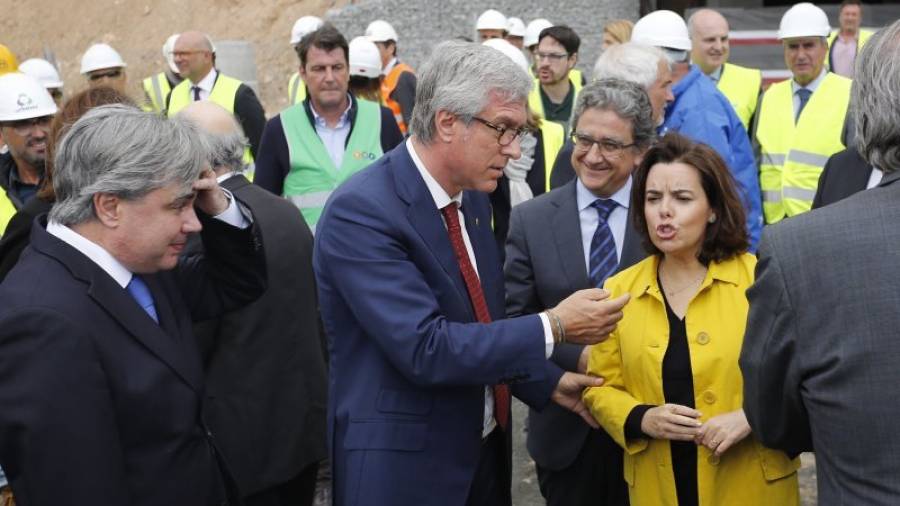 El alcalde Josep Fèlix Ballesteros, ayer, dando explicaciones a la vicepresidenta Soraya Sáenz de Santamaría. Foto: Pere Ferré