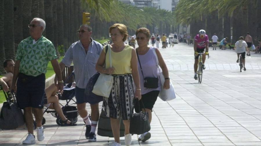 Un grupo de turistas jubilados, hace dos años en el paseo Jaume I de Salou. Esta imagen será cara de ver este otoño debido al recorte del programa turístico del Imserso. Foto: DT