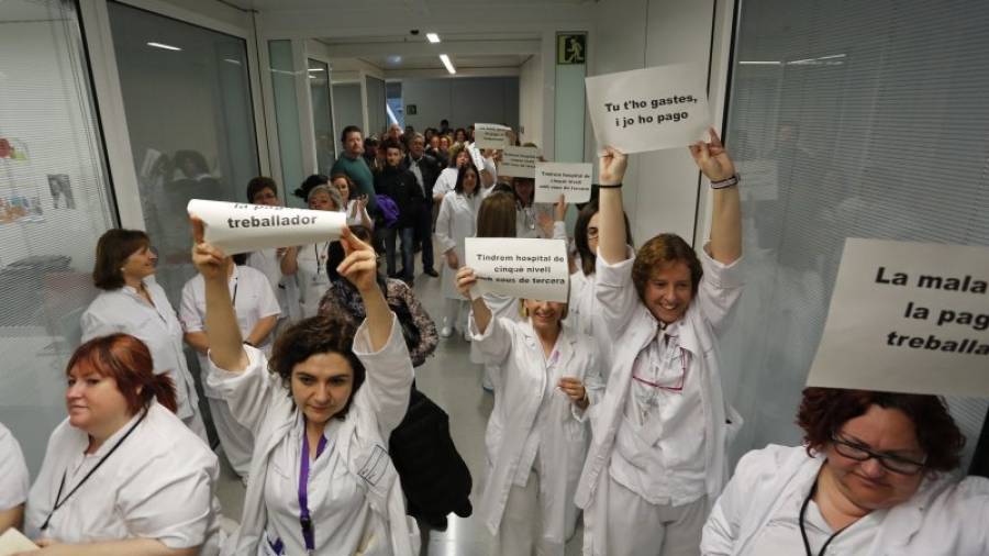 Imagen de una de las protestas que los trabajadores llevaron a cabo en el Hospital Sant Joan hace justo un año. Foto: P.F.