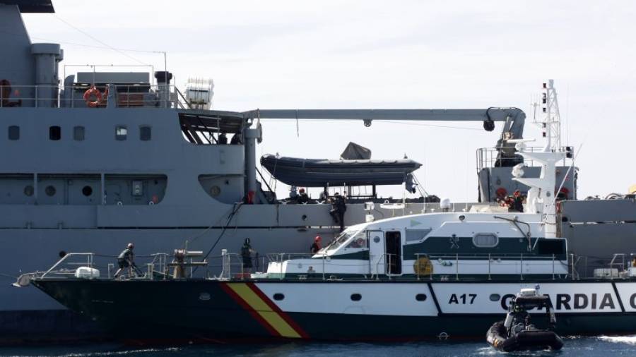 La Guardia Civil, asaltando el buque hipotéticamente secuestrado durante el simulacro. Foto: Juli Nomdedeu