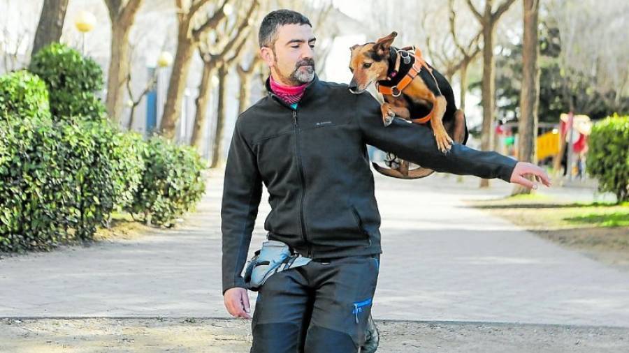 Víctor Montañés, con su perra Lis, en el Parc Sant Jordi de Reus. Foto: Alba Mariné