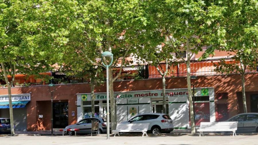 El sospechoso fue detenido cuando salía de una farmacia de la plaza García Lorca. Foto: Lluís Milián