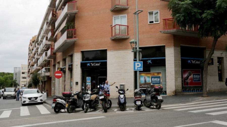 Los agentes encontraron en la calle Manuel de Falla dos ciclomotores en el suelo y con daños Foto: Lluís Milián