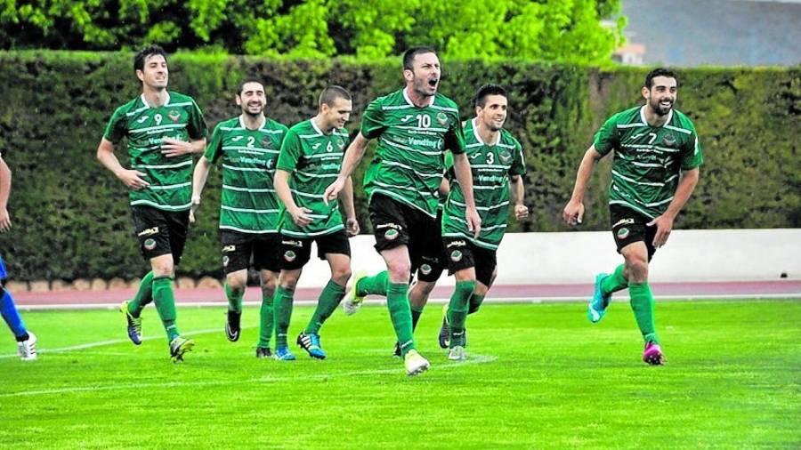 Albert Virgili (en el centro de la imagen con el número diez), en el partido ante el Jumilla. Foto: Iris Solà