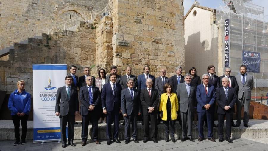 Fotografía de grupo que los representantes municipales se hicieron en la Plaça del Rey junto a los integrantes de la delegación del Gobierno Central. Foto: Pere Ferré