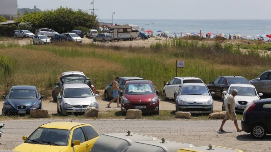 Con menos espacio para estacionar, este verano se suceden los atascos de vehículos, sin que el Ayuntamiento aporte una solución. Foto: Pere Ferré