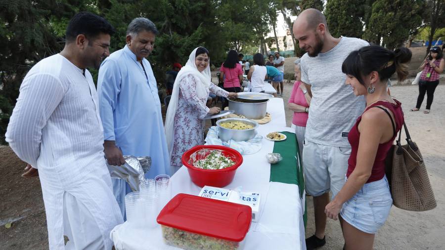 Pakistan&iacute;es ense&ntilde;ando comida t&iacute;pica de su pa&iacute;s ayer en los ‘Sopars del m&oacute;n’. Foto: pere ferr&eacute;
