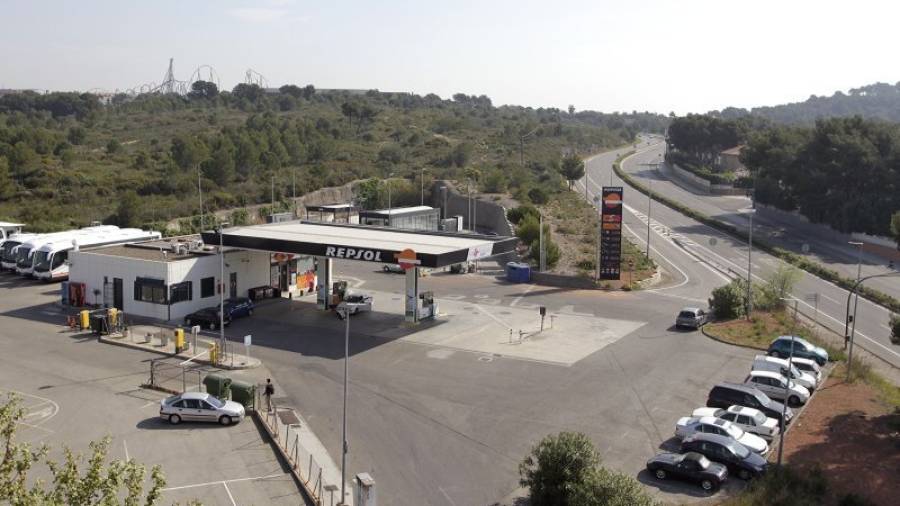 Estación de servicio de Repsol en el término municipal de Salou. Pasado el cambio de rasante está el polo petroquímico de Tarragona. Foto: Pere Ferré