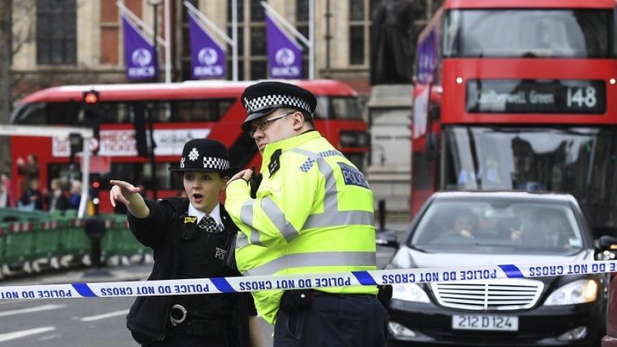Agentes de policía británicos permanecen en guardia tras un tiroteo ante el Parlamento en Londres, Reino Unido. Foto: EFE