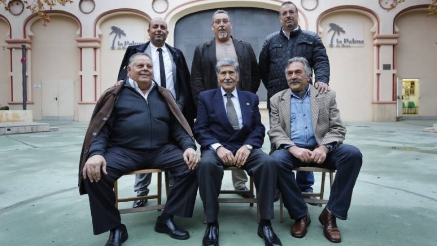 Seis de los ocho miembros del consejo de ancianos gitanos, ayer en La Palma de Reus. Foto:pere ferré