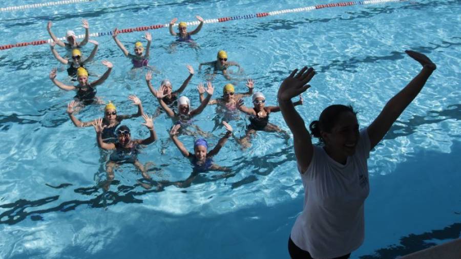 Una de las monitoras practicando movimientos de la coreografía con las nadadoras Foto: Pere Ferré