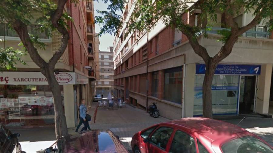 Imatge del passatge on haurien succeït els fets, situat al costat del número 32 de l'Avinguda Catalunya