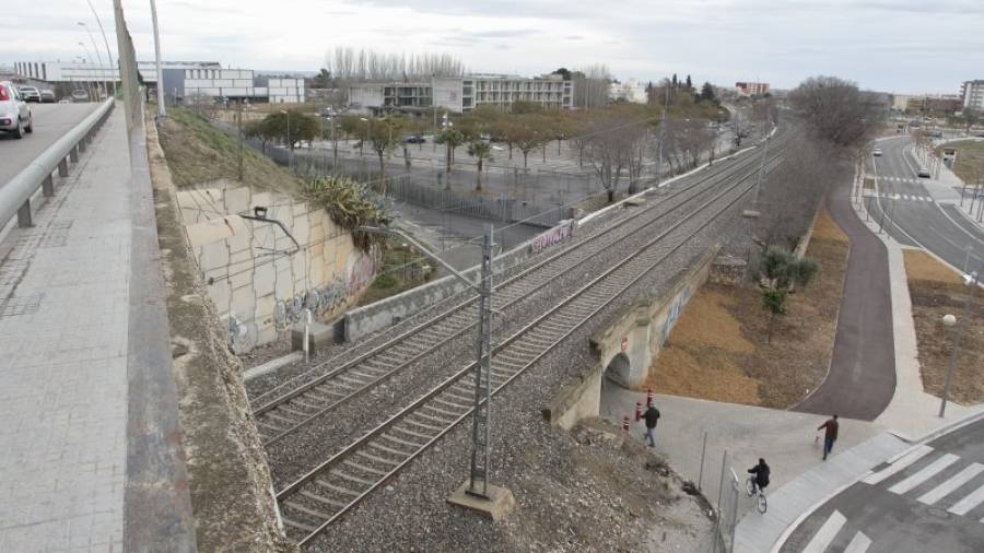 Vista de las vías del tren, a su paso por el Campus Bellisens. A la derecha, el barrio de Mas Iglesias sería otro de los grandes beneficiados por el apeadero. Foto: Pere Ferré
