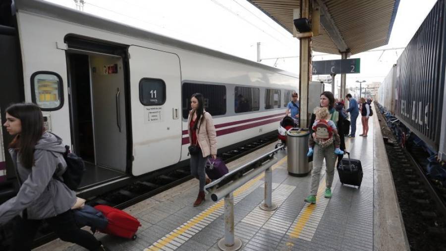 Cada día llegan catorce trenes de largo recorrido a la estación de Tarragona, en cada uno de los sentidos de la marcha. Foto: Pere Ferré