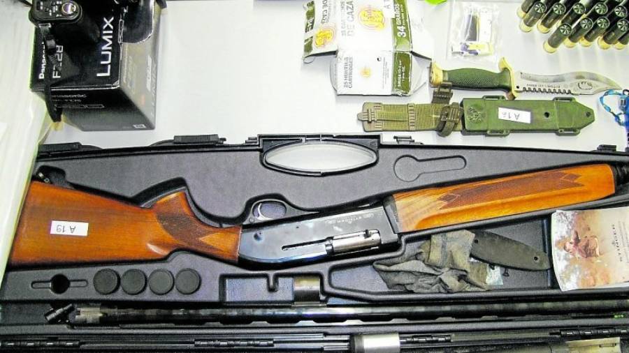 Parte de las armas encontradas por los agentes propiedad del acusado. Foto: mossos d´esquadra