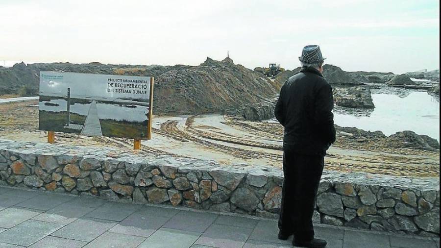 Las excavadoras han comenzado a levantar las dunas y a abrir las lagunas junto al puerto. Foto: JMB