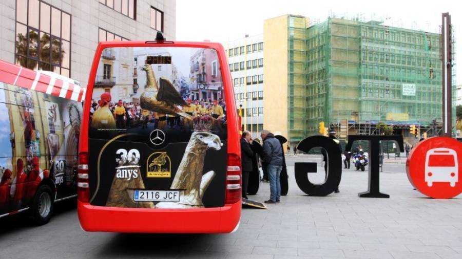 Los nuevos microbuses muestran las entidades del Seguici que están de aniversario. Foto: Lluís Milián