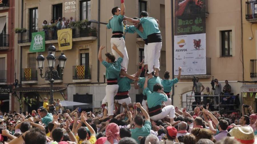 Els castellers van celebrar amb llàgrimes als ulls la millor diada del seu historial. Foto: Pere Ferré