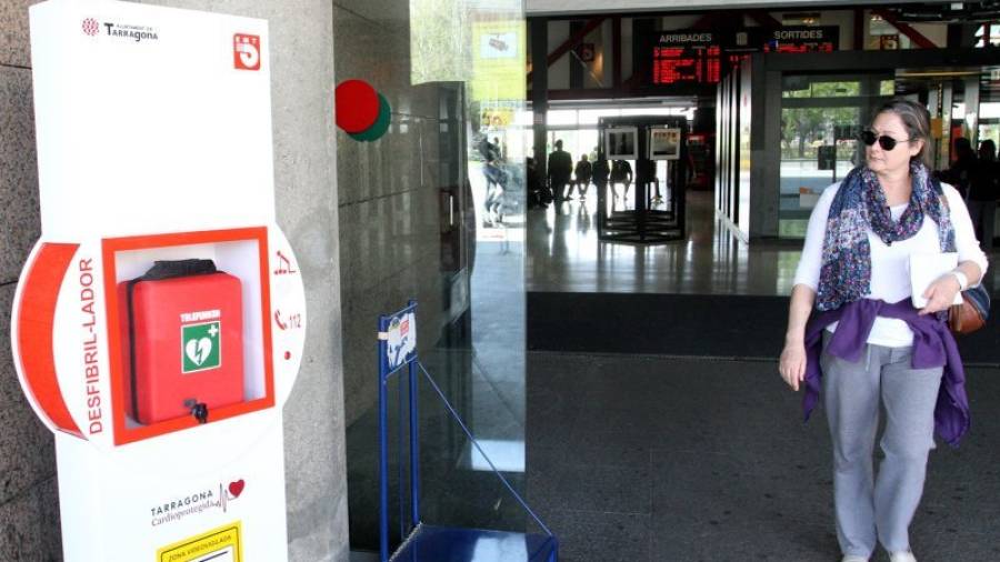 Ayer se colocó un desfibrilador en la estación de autobuses. El próximo se instalará en la calle Colom. Foto: Lluís Milián