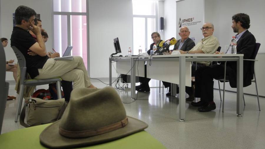 El característico sombrero de Carbonell en primer plano durante la rueda de prensa. Foto: Pere Ferré