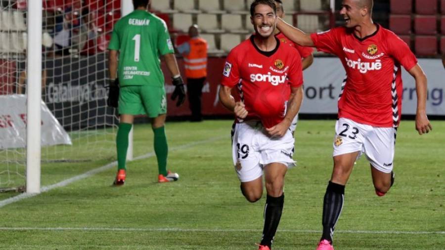 Miguel Palanca celebra el primer gol del partido con una dedicatoria especial. Foto: Lluís Milián