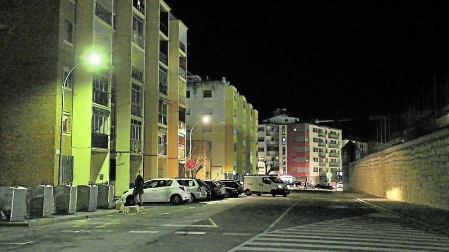 El Ayuntamiento instalará en breve dos nuevos puntos de luz en la calle Covadonga. Foto:Lluís Milián