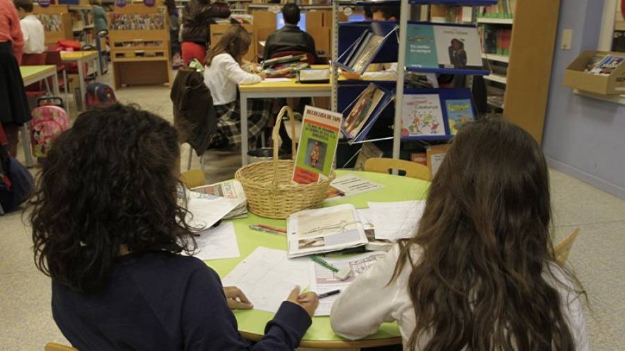 Un grupo de niños hace los deberes en la Biblioteca Pública de Tarragona. Foto: pere ferré/dt