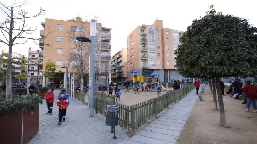 El parque del barrio Horts de Miró reúne gran cantidad de problemas, como por ejemplo la suciedad. Foto: p. ferré.