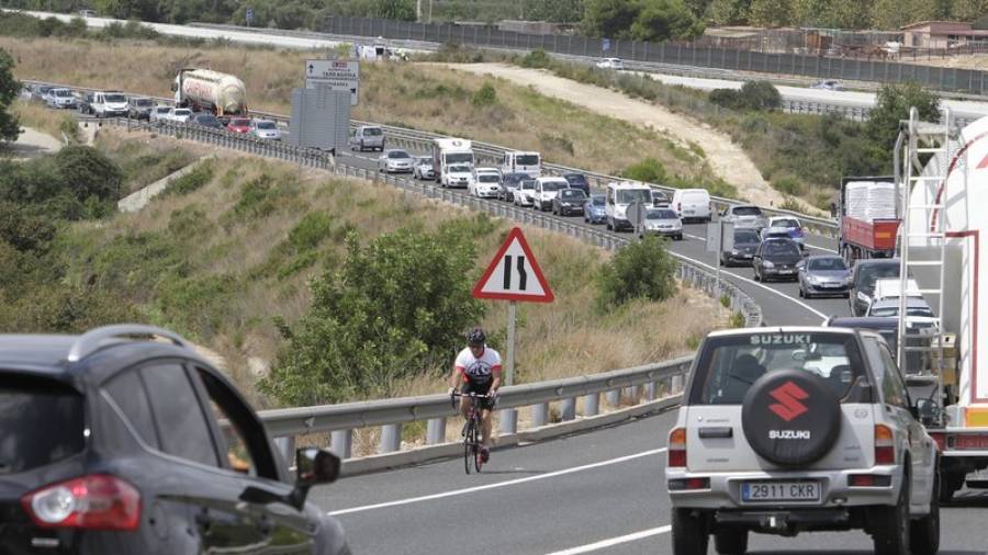 Las colas son un fenómeno constante en la carretera N-340. Foto: Pere Ferré