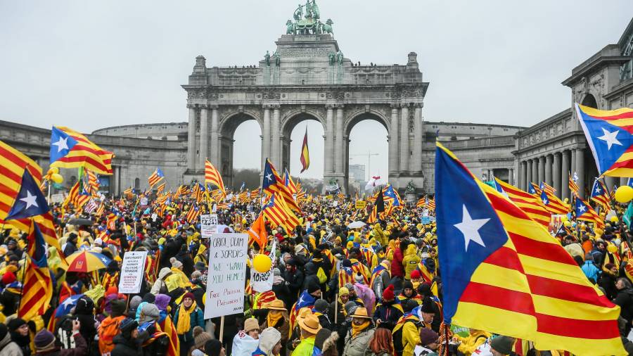 Manifestantes se concentran en la explanada del Parque del Cincuentenario de Bruselas