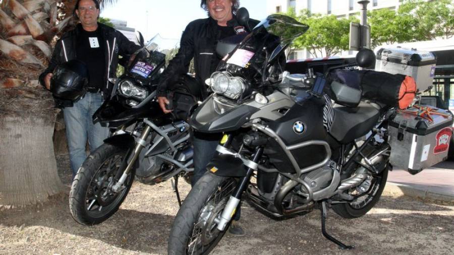 Quim Moreno y Ramón Baiges con las motos con las que realizarán la Ruta de la Seda. Foto: Lluís Milián