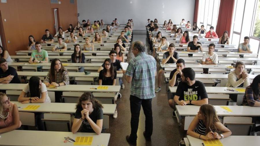 Los estudiantes atienden concentrados las explicaciones de un profesor antes de un examen en el Campus Catalunya de la URV. Foto: Roger Segura (ACN)