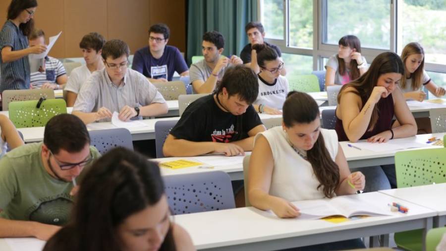 Estudiantes examinándose esta mañana en el Campus Catalunya. Foto: Lluís Milián