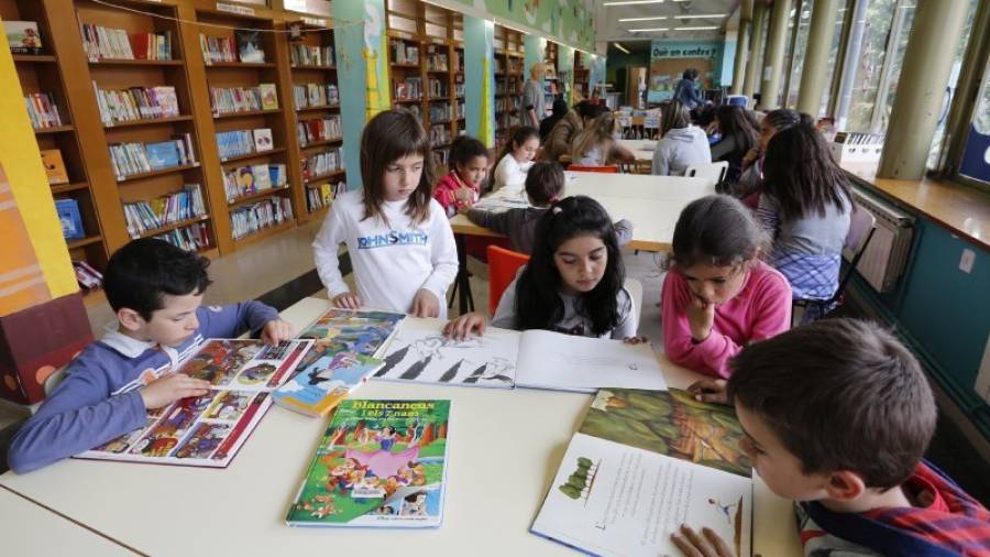 En la sala infantil apenas queda sitio por las tardes para leer un cuento o hacer trabajos de la escuela. Foto: Pere Ferré
