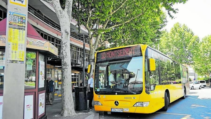 Imatge d'un autobús de la línia 10 aparcat a la plaça de les Oques. Foto: Alfredo González