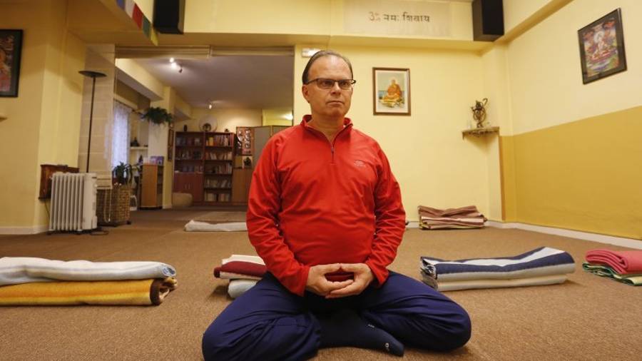 Xavier Montserrat haciendo una Asana (postura) de yoga Foto: Pere Ferré