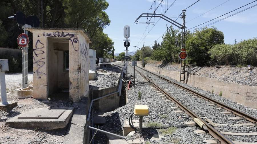 Está pendiente la reposición del enclave, la maquinaria que regula los procesos de la estación. Foto: pere ferré