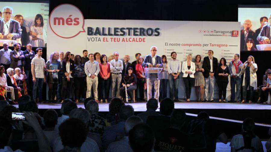 El candidato del PSC, Josep Fèlix Ballesteros, ayer, durante el mitin que llevó a cabo en el Refugi Número 1 del Moll de Costa. Foto: Pere Ferré