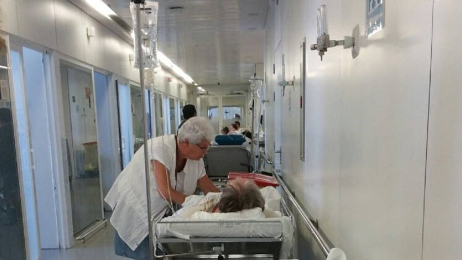 Imagen de uno de los pasillos del servicio de urgencias del Hospital Sant Joan ayer domingo a las 14.14 horas. Foto: A.M.