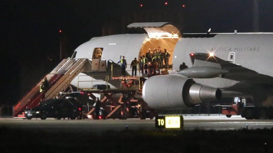 Un avió militar d'Itàlia va recollir els fèretres de tres de les víctimes a l'aeroport de Reus, ahir al vespre. Foto: Pere Ferré