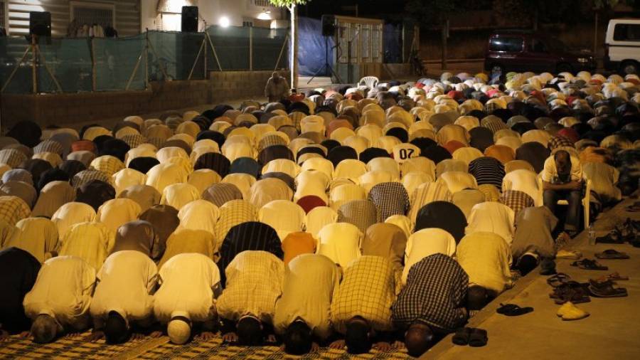 Imagen de archivo de fieles musulmanes rezando en el exterior de la mezquita, al no haber sitio para todos en el interior. Foto: Pere Ferré/DT