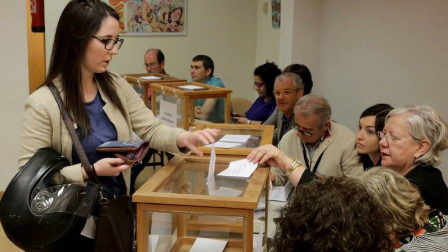 Momento de la votación en la sede del colegio de médicos en Tarragona. Foto: lluís milián