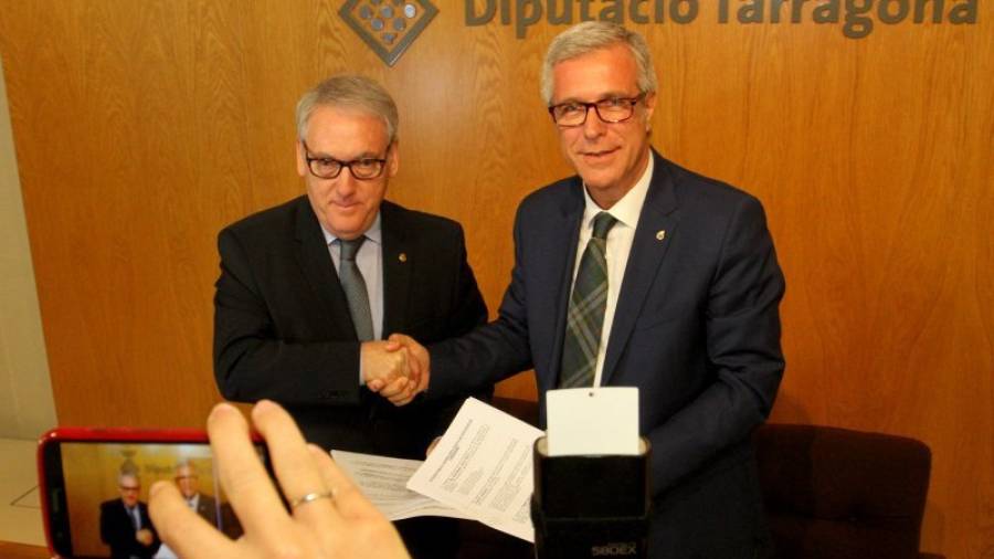 Poblet y Ballesteros rubricaron el acuerdo entre diputados de ambas formaciones. Foto: Lluís Milián