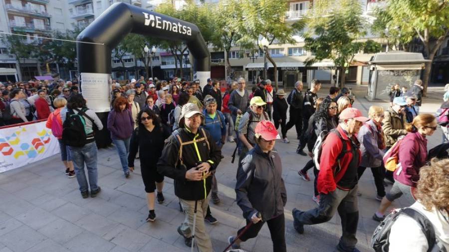 Imagen de los participantes en la caminata saliendo de la Plaça Verdaguer en el centro de la ciudad. Foto: pere ferré